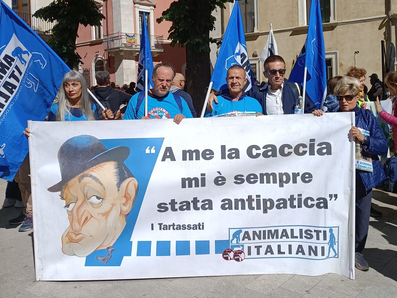 GRANDE PARTECIPAZIONE ALLA MANIFESTAZIONE A L’AQUILA PER LA DIFESA DEI CERVI